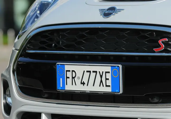 Dettaglio della targa auto FR 477XE su una Mini Cooper S bianca. Il cambio targa auto è stato completato con successo.