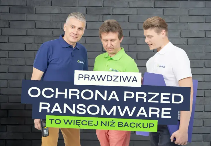 Trzech mężczyzn omawia "Prawdziwa ochrona przed ransomware to więcej niż backup".