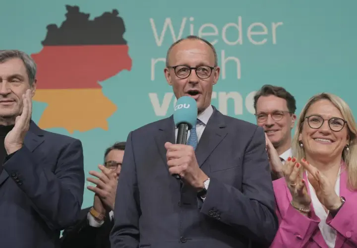 Friedrich Merz spricht ins Mikrofon, flankiert von wichtigen Politikern der CDU wie Markus Söder und Andrea Lindholz.