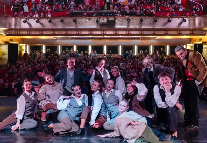 Aktorzy Teatru Avatar Legnica pozują na scenie przed publicznością.