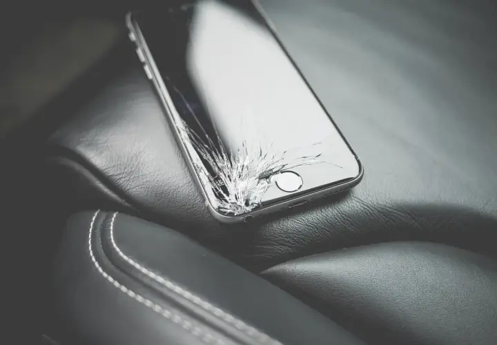 Rozbity ekran telefonu we śnie: co oznacza i jak go interpretować?