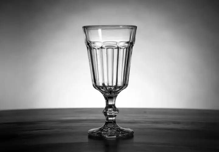 Elegancki kieliszek do wódki degustacyjny, a nie zwykły shot. Jak dobrać odpowiedni?