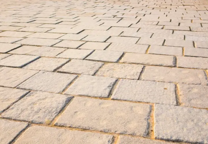 Czym fugować kostkę brukową? Poznaj najlepsze materiały i techniki
