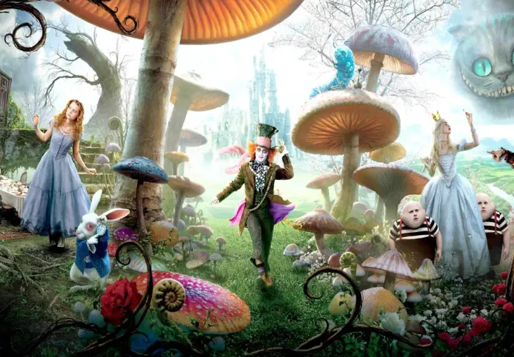 Alicja w Krainie Czarów obsada: Szalony Kapelusznik, Biały Królik, Alicja, Biała Królowa, Czerwona Królowa, Kot z Cheshire i inni w surrealistycznym świecie.