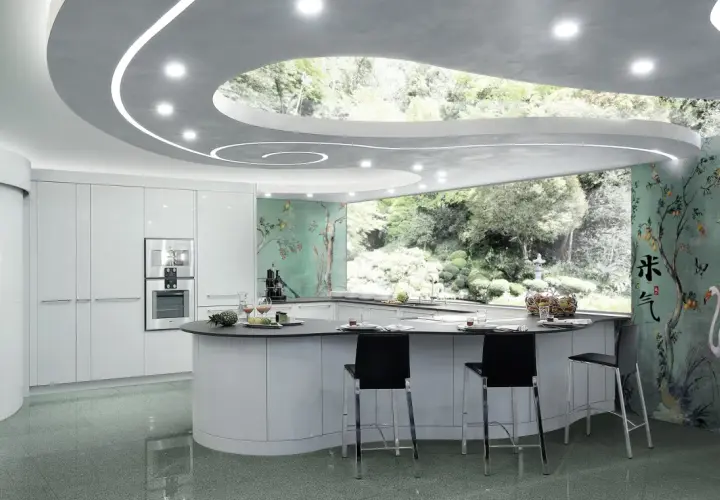 Cucina moderna con isola curva, pensili bianchi lucidi e un suggestivo controsoffitto a onda con illuminazione integrata. Pareti con carta da parati orientale e vista su un giardino lussureggiante.