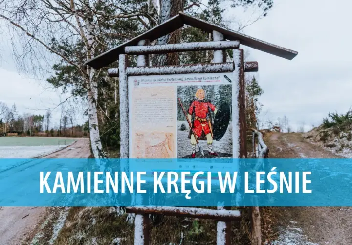 Tablica informacyjna o kamiennych kręgach w Leśnie, przedstawiająca wojownika z epoki żelaza.