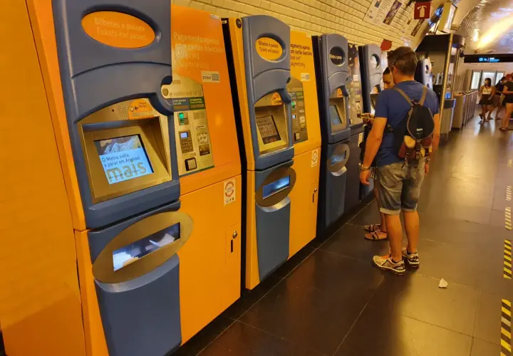 Fahrkartenautomaten der Bahn in Lissabon. Ein Paar kauft Tickets.