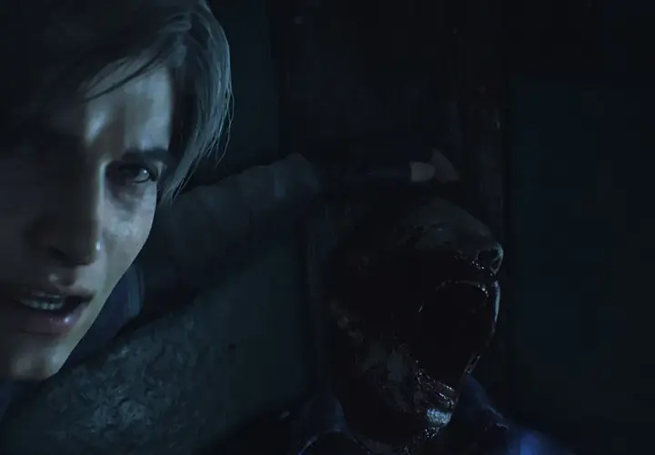 Leon walczy z potwornym zombie w mrocznej scenerii, typowej dla **gry o zombie**.