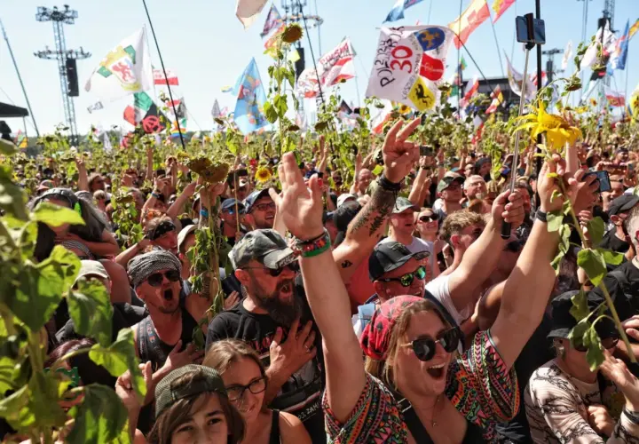 Tłum ludzi z flagami i słonecznikami, radośnie świętujący. To musi być Woodstock, gdzie jest taka atmosfera!