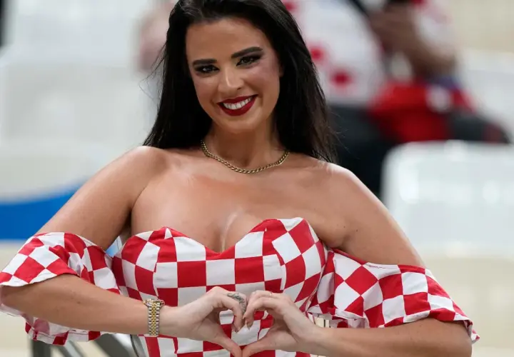 Ivana Knoll, której wiek jest często przedmiotem dyskusji, w czerwono-białej sukience w kratkę, pozuje z sercem z dłoni.
