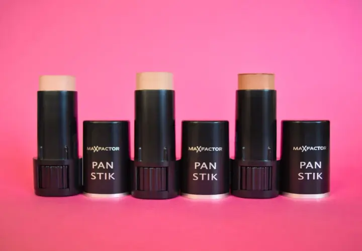 Max Factor Pan Stik i olika nyanser, perfekta för att skapa en definierad ansiktskontur.