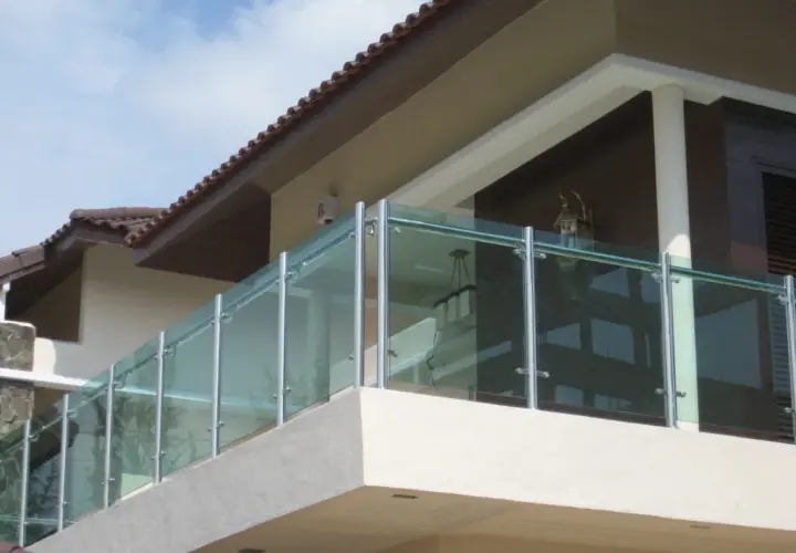 Balustrady szklane na balkon: Elegancja i bezpieczeństwo w domu