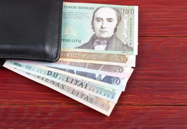 Czarny portfel z banknotami litów, waluta Litwy przed euro. Widoczne nominały 100, 50, 20, 10, 5 litów.