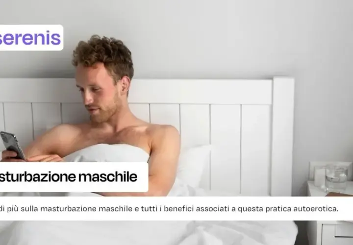 Uomo a letto con smartphone, esplora la masturbazione maschile e i suoi benefici.