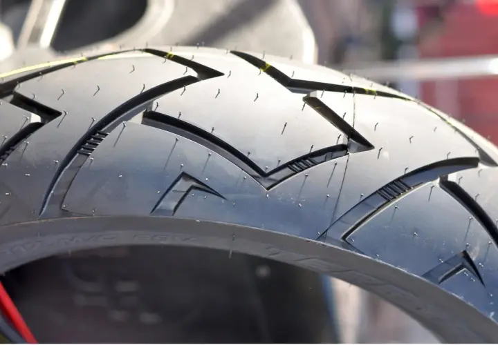 Neumático de moto con dibujo deportivo. Se aprecian las **medidas rueda moto** grabadas en el lateral.