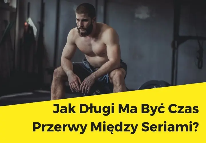 Mężczyzna w siłowni odpoczywa, zastanawiając się, ile przerwy między seriami jest optymalne.