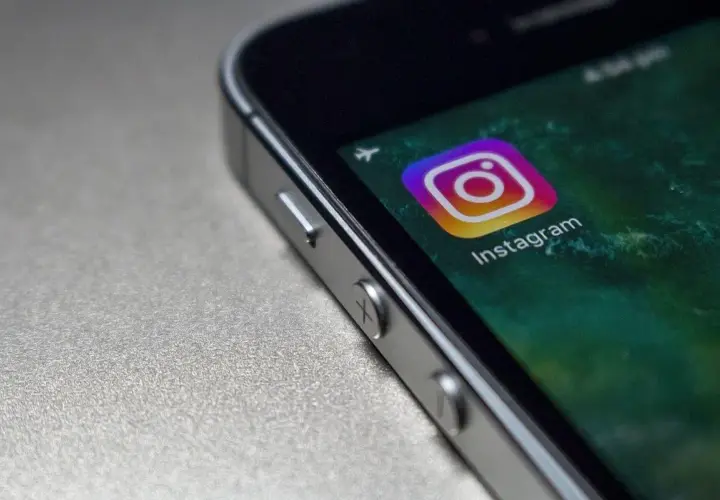 Zbliżenie na ikonę Instagrama na ekranie telefonu. Czyżby to był znak, że czeka mnie shadow ban?