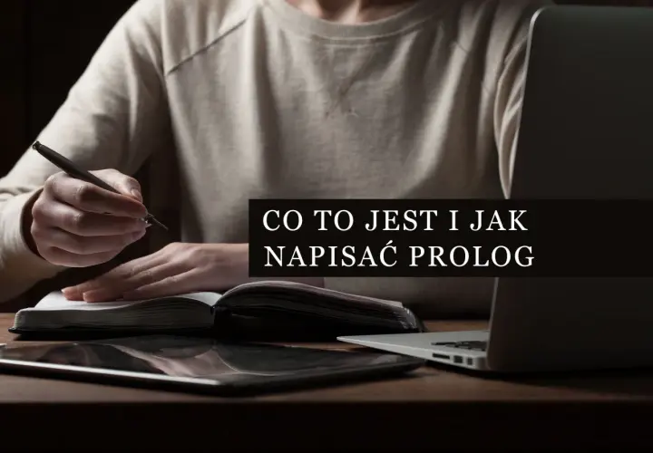 Osoba pisze w notatniku, obok laptop. Tekst: "Co to jest i jak napisać prolog". Dowiedz się, jakie są funkcje prologu w powieści i kiedy lepiej z niego zrezygnować.