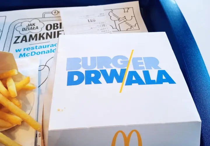 Burger Drwala w McDonald's, obok frytki. Smacznego!