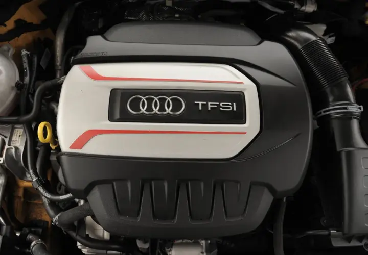 Silnik 2.0 TFSI Audi z czerwonymi akcentami na osłonie.