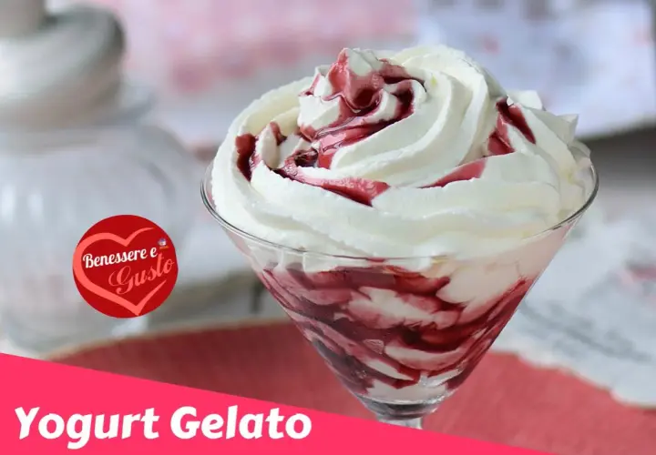 Coppa di gelato con yogurt greco e variegatura ai frutti di bosco, guarnita con panna montata.