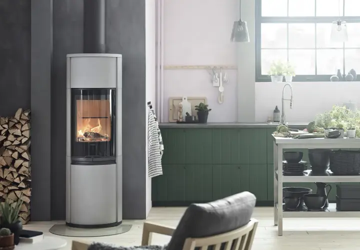 En modern braskamin ger värme och mysfaktor i ett stilrent kök. Installera braskamin för en ombonad känsla.