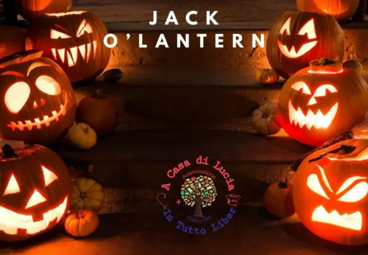 Zucca di Halloween, o Jack O'Lantern, illuminate e spaventose, adornano una scalinata per la notte più terrificante dell'anno.