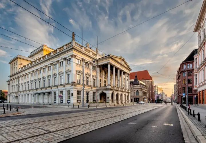Wrocławski Teatr Lalek, z jego imponującą fasadą, zaprasza na bogaty opera repertuar wrocław.