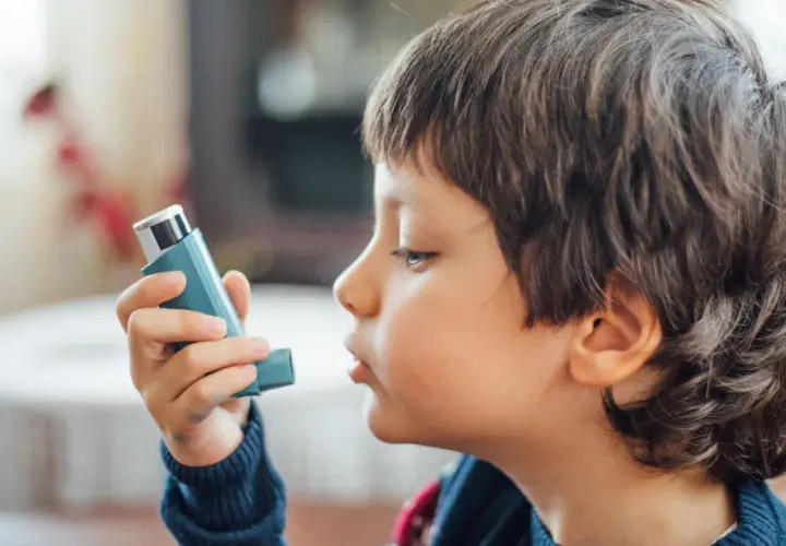 Bambino usa inalatore per gestire l'asma allergica.