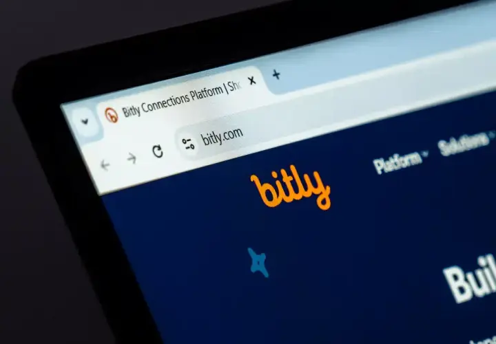 Ekran laptopa z otwartą stroną bitly.com. Widoczny pasek adresu i logo Bitly.