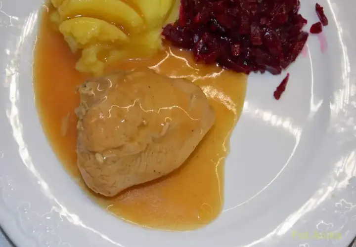 Soczyste medaliony z indyka w sosie, podane z purée ziemniaczanym i buraczkami. Pyszny obiad!