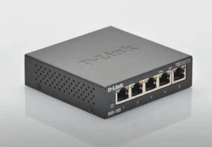 Un petit switch D-Link DGS-105 noir, avec cinq ports Ethernet, prêt à connecter vos appareils.