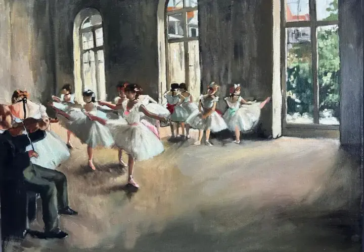 Baletnice w białych tiulowych spódniczkach ćwiczą w sali baletowej. Obraz inspirowany edgar degas najsłynniejsze dzieła.