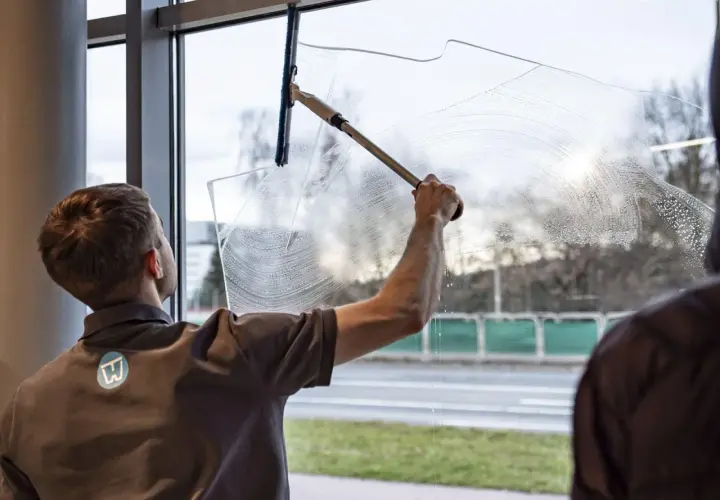Jak myć okna ściągaczką bez smug? Poradnik krok po kroku