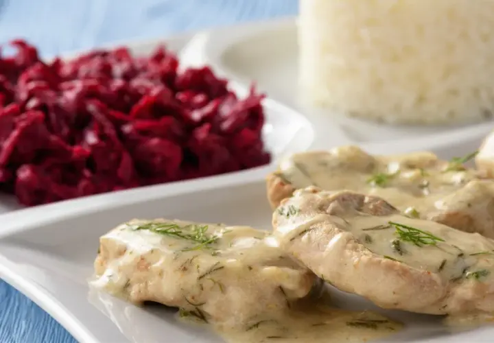 Polędwiczki w sosie chrzanowym z koperkiem, podane z ryżem i buraczkami. Pyszny obiad gotowy!