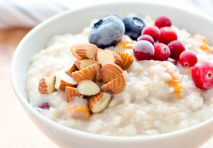Owsianka z jagodami, żurawiną i migdałami – idealne śniadanie, które pomoże obniżyć wysoki cholesterol.