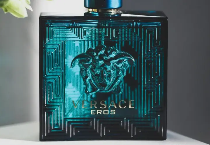 Elegancka butelka Versace Eros, symbol najbardziej trwałych perfum męskich, z charakterystyczną Meduzą.