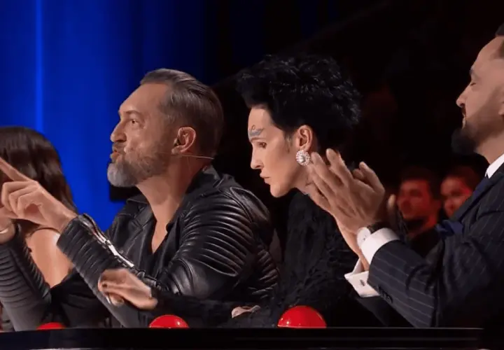 Jurorzy Mam Talent 2024 oceniają występ. Widać ich skupione twarze i gestykulację.
