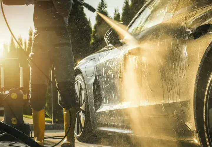 Myjnia bezdotykowa: Jak myć auto bez zacieków? Poradnik krok po kroku