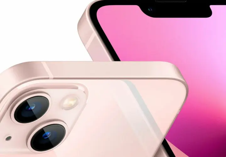 Różowy iPhone 13 premiera. Dwa obiektywy aparatu i ekran z notchem.