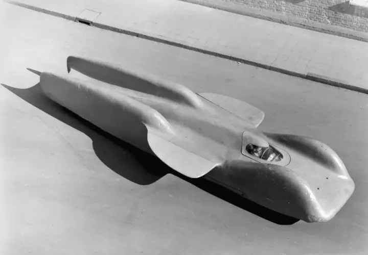 Strömlinjeformad t80 Mercedes-bil, en aerodynamisk skönhet redo för rekordförsök.