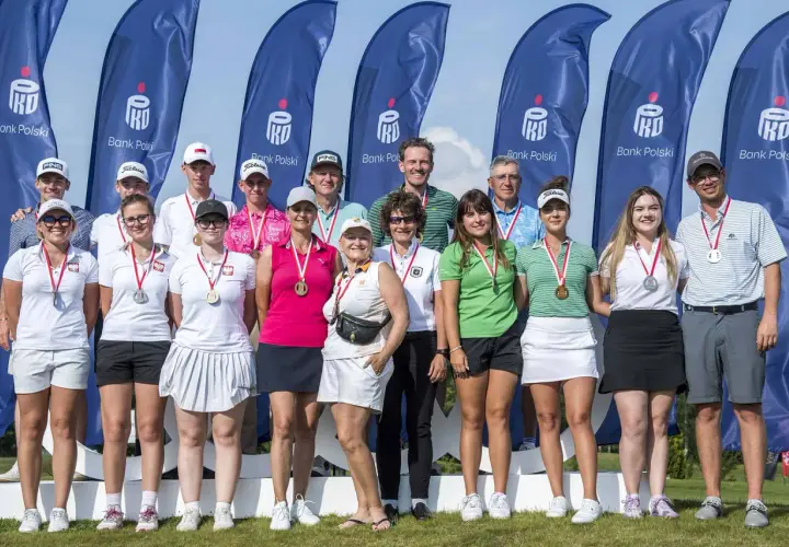 Uśmiechnięci golfiści z medalami na szyjach, dumnie prezentują swoje osiągnięcia. Chce grać dla Polski, a ich sukcesy to dowód na to, że marzenia się spełniają.