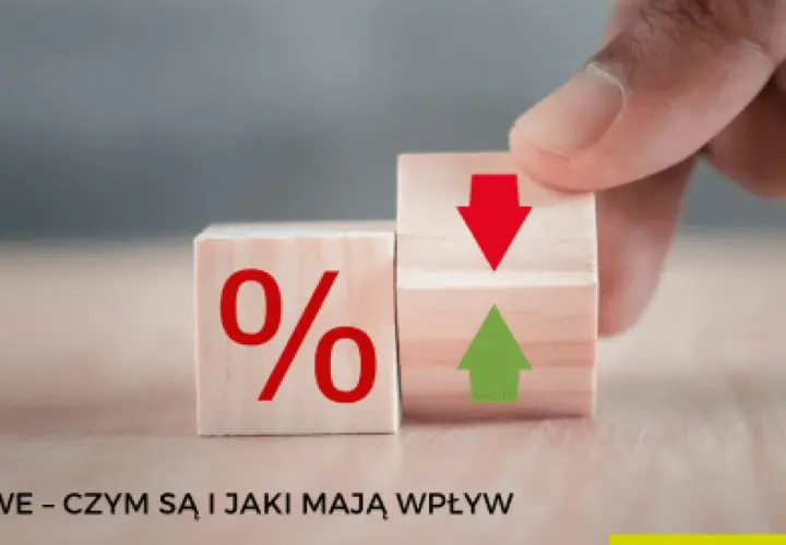 Drewniane kostki z symbolem procentu i strzałkami w górę/dół. Dyskutujemy o stopie depozytowej i jej wpływie na finanse.