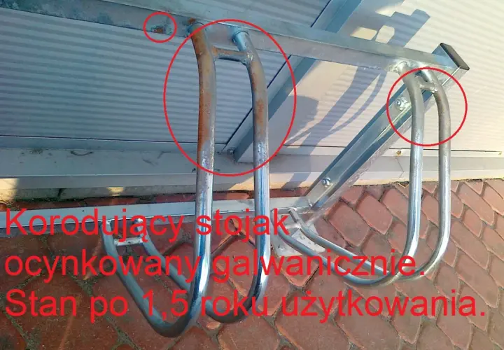 Korodujący stojak rowerowy, ocynkowany galwanicznie. Widoczne ślady rdzy po 1,5 roku użytkowania.