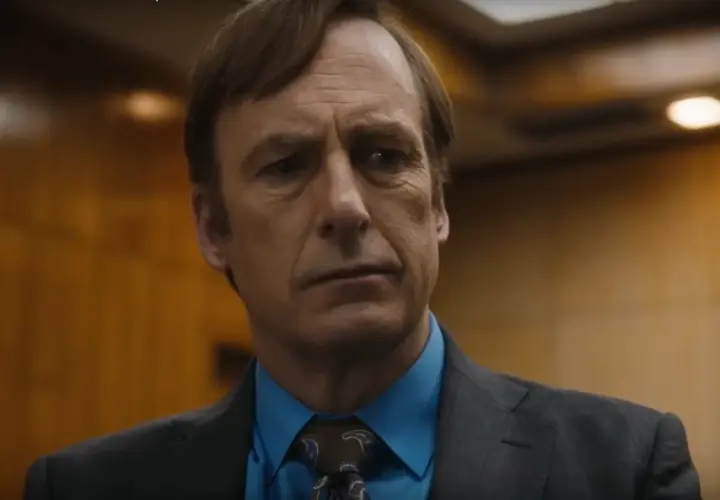 Jimmy McGill, protagonista di una **better call saul recensione**, con sguardo pensieroso e abito scuro.