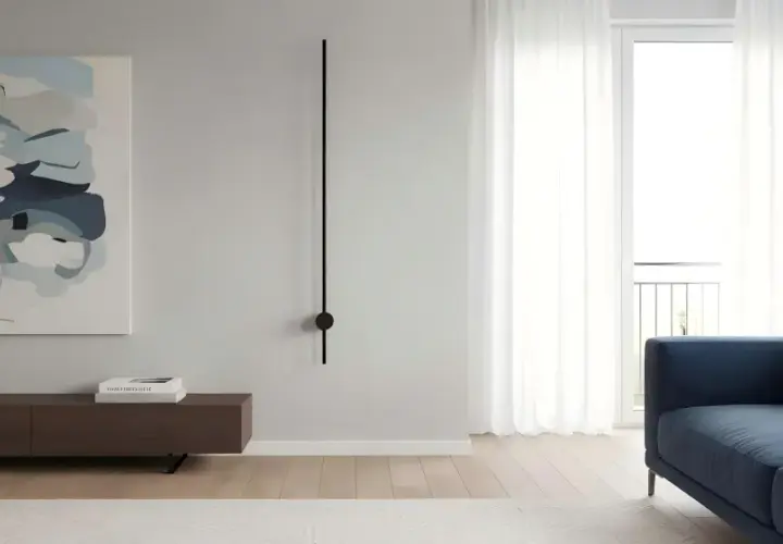 Un minimalista aplique pared lineal negro ilumina un salón moderno con sofá azul y cuadro abstracto.