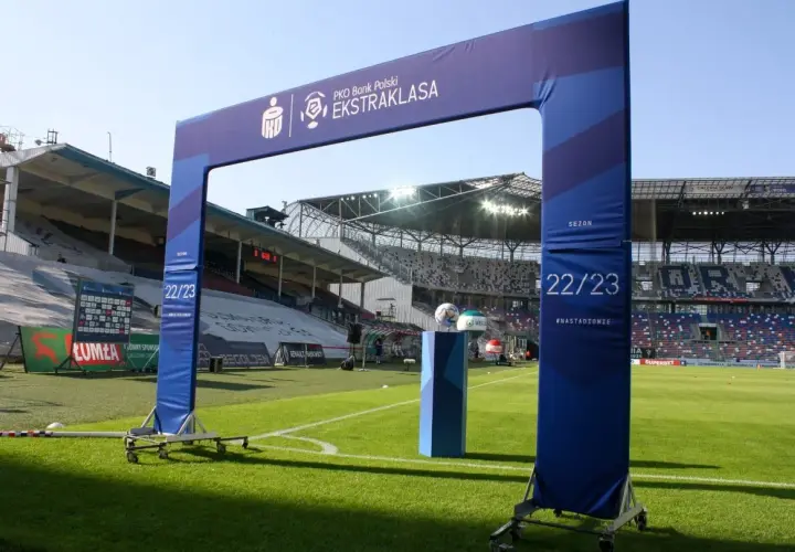 Brama z logo PKO Bank Polski Ekstraklasa i sezonem 22/23 na boisku piłkarskim. Tabela wszechczasów ekstraklasa czeka na nowe wpisy.