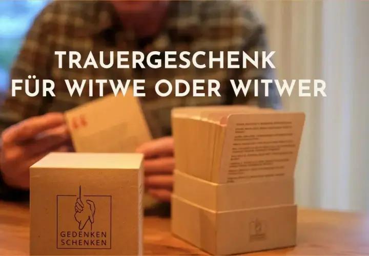 Ein Mann, der sich einsam und verwitwet fühlt, hält eine Karte aus einem Trauergeschenk.
