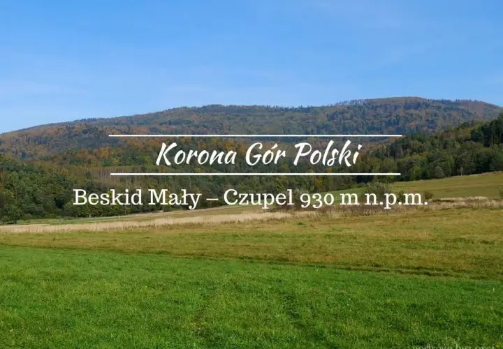 Beskid Mały – Czupel 930 m n.p.m., jeden z szczytów Korony Gór Polski, otoczony zielonymi łąkami i lasami.