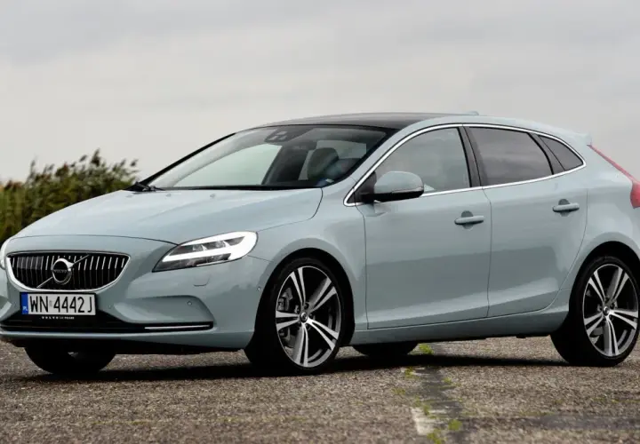 Jasnoszary Volvo V40 na drodze, z widocznymi felgami i oponami. Idealny rozmiar opon dla tego modelu.
